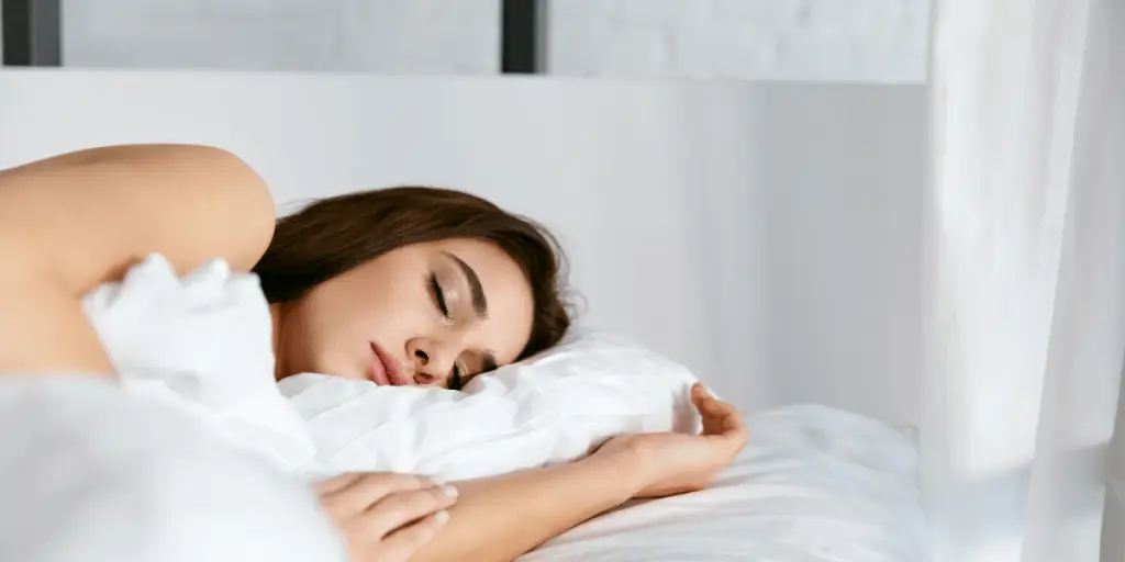 A woman implementing a healthy diet for insmonia has a good sleep